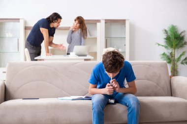 Genç bir çocuk ve ailesiyle sigara içme kavramı