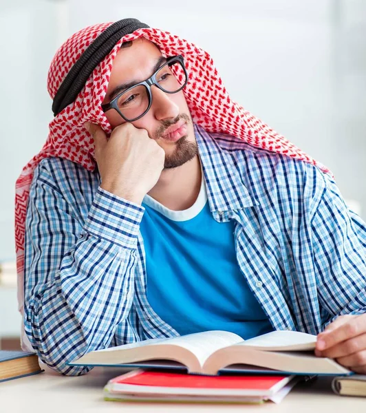 Estudante árabe se preparando para exames universitários — Fotografia de Stock