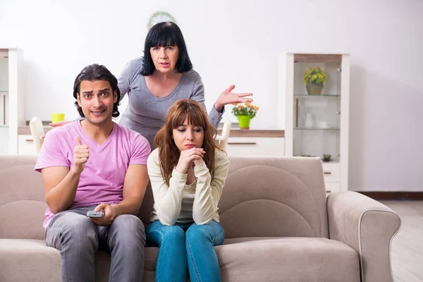 Familia joven y suegra en el concepto de asuntos familiares —  Fotos de Stock