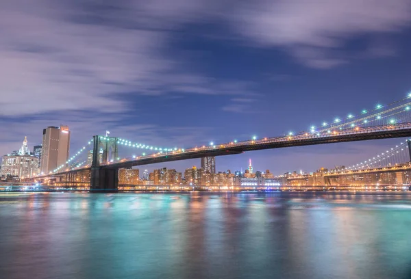 Noční pohled na Manhattan a Brooklynský most — Stock fotografie