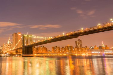 Manhattan ve Brooklyn köprüsünün gece manzarası
