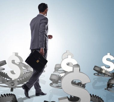 İşadamı dolar tarafından tuzağa düşürüldü.