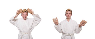 Komik karateci beyaz üzerine izole tuğla kırıyor.