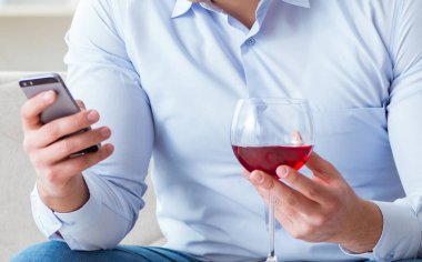 Genç adam cep telefonundan sevgilisiyle konuşuyor.