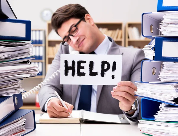 Empresario ocupado pidiendo ayuda con el trabajo — Foto de Stock