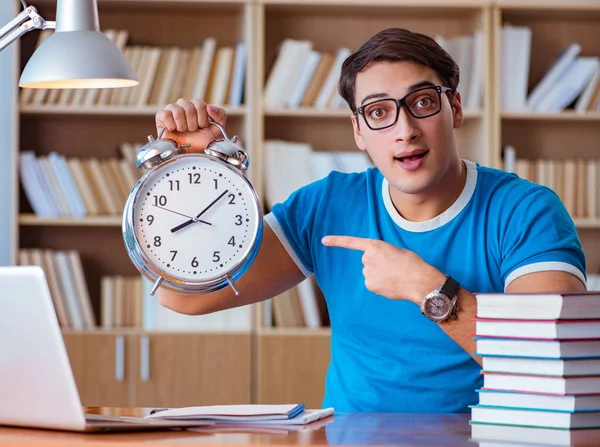 Estudiante preparándose para exámenes universitarios —  Fotos de Stock