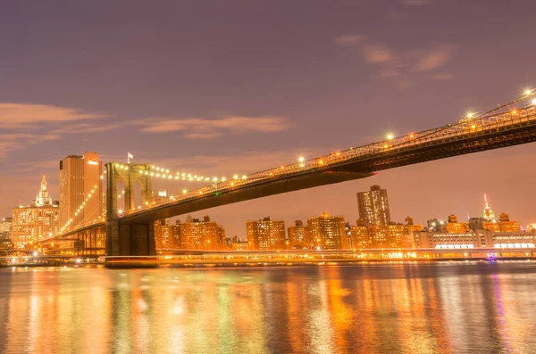 Noční pohled na Manhattan a Brooklynský most — Stock fotografie