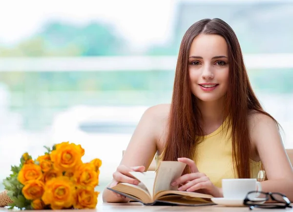 Junge Frau bereitet sich auf Schulprüfungen vor — Stockfoto