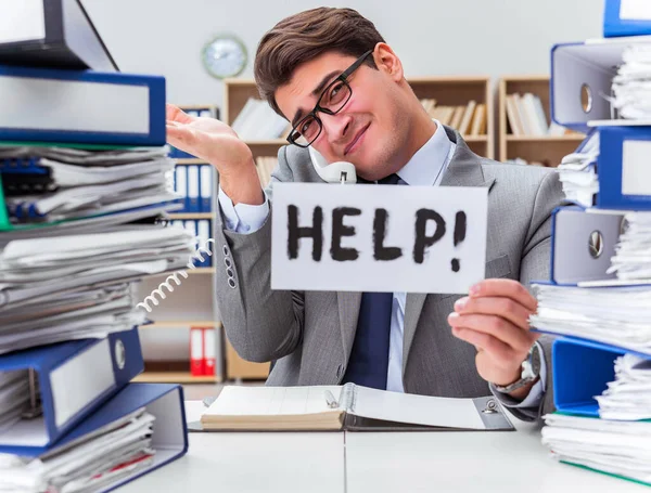 Upptagen affärsman ber om hjälp med arbetet — Stockfoto