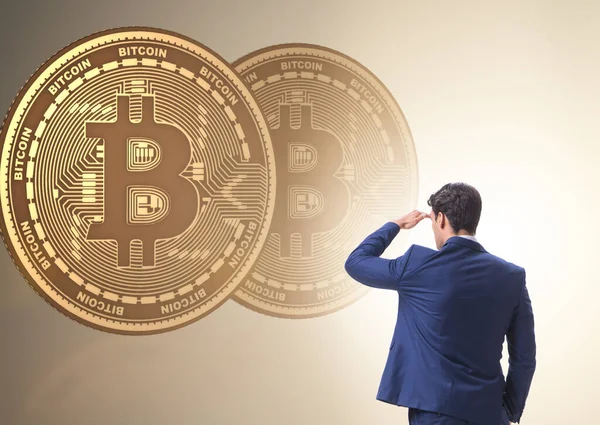 Empresario caminando hacia bitcoins en blockchai criptomoneda —  Fotos de Stock