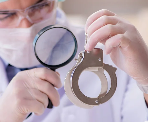Criminologista químico da polícia olhando para provas de crime — Fotografia de Stock