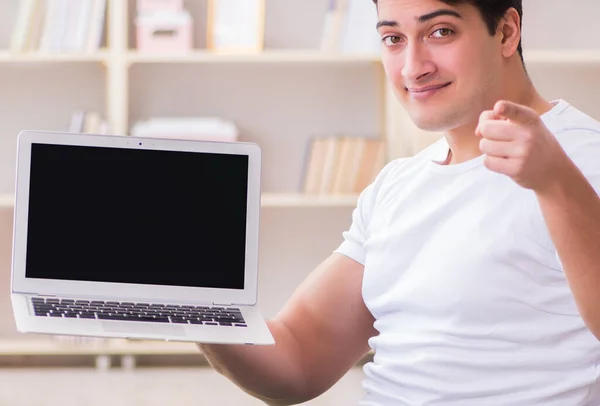 Man werkt op laptop thuis op tapijt vloer — Stockfoto