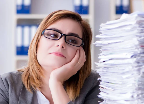 Zakenvrouw werkzaam op kantoor — Stockfoto