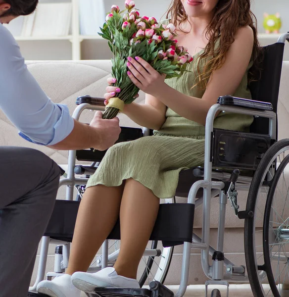 Чоловік робить пропозицію про шлюб з інвалідністю на інвалідному візку — стокове фото