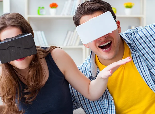 Молода сім'я грає в ігри з окулярами віртуальної реальності — стокове фото