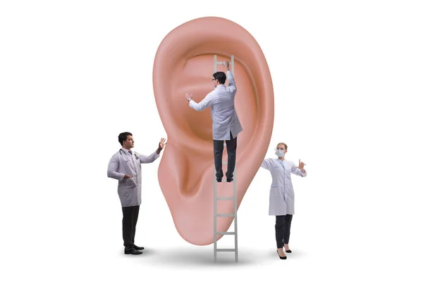 医生检查巨型耳朵的医学概念 — 图库照片