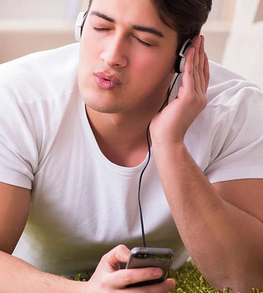 Jongeman student die thuis naar muziek luistert — Stockfoto