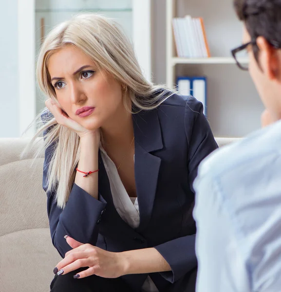 Jonge vrouw bezoekt psychiater man arts voor overleg — Stockfoto