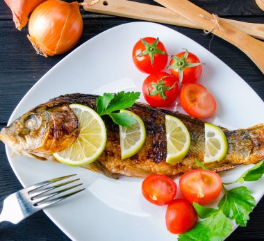 Kızarmış balık tabakta servis edilir.