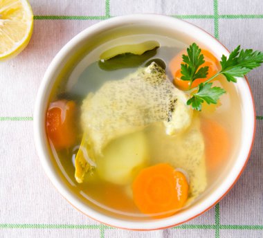 Tabakta servis edilen balık çorbası.