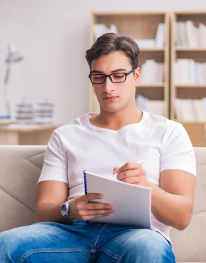 Kanepede oturan adam.