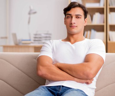 Rahatlatıcı kanepe koltuk içinde oturan genç adam