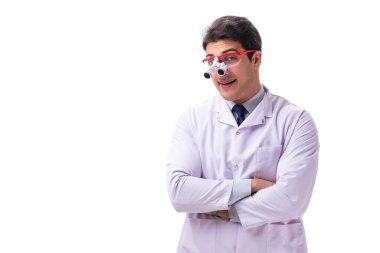 Büyüteçli genç erkek doktor beyaza izole edilmiş.