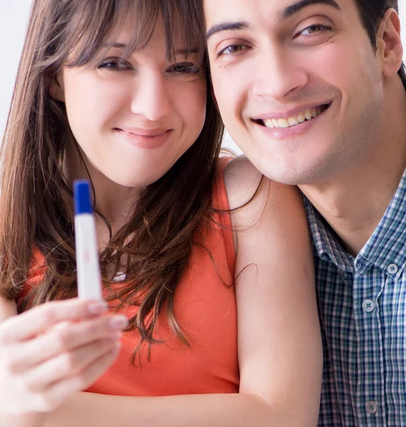 Esposa y marido mirando la prueba de embarazo — Foto de Stock