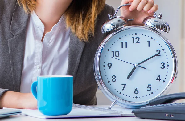 Femme d'affaires travaillant dans le bureau — Photo