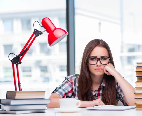 Ung kvinna student förbereder sig för college tentor — Stockfoto