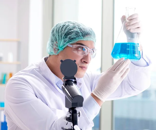Jonge wetenschapper werkt in het lab — Stockfoto