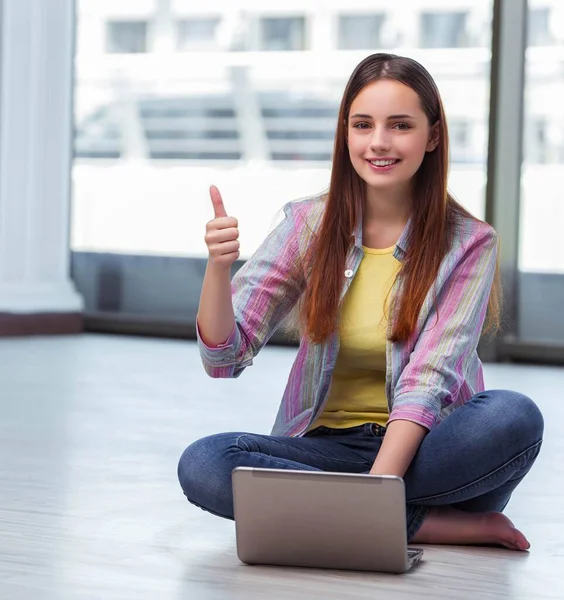 Młoda dziewczyna surfing internet na laptopie — Zdjęcie stockowe