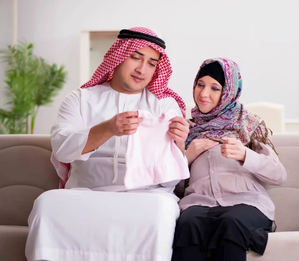 Jovem árabe família muçulmana com esposa grávida esperando bebê — Fotografia de Stock