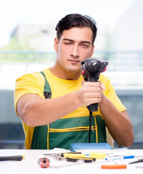 Bauarbeiter sitzt am Schreibtisch — Stockfoto