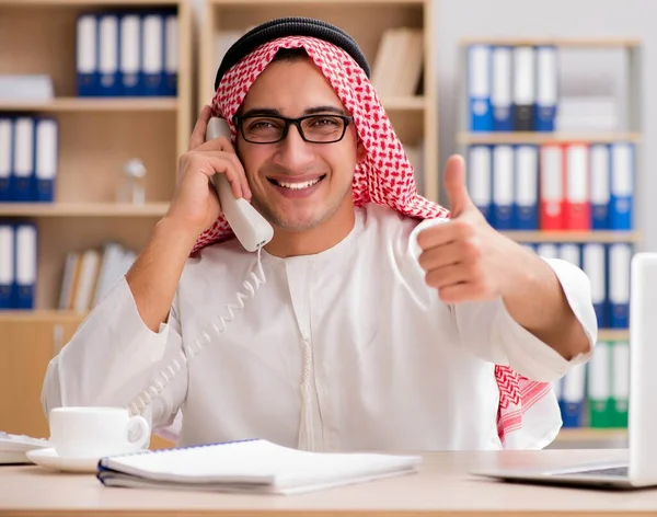 Arabischer Geschäftsmann arbeitet im Büro — Stockfoto