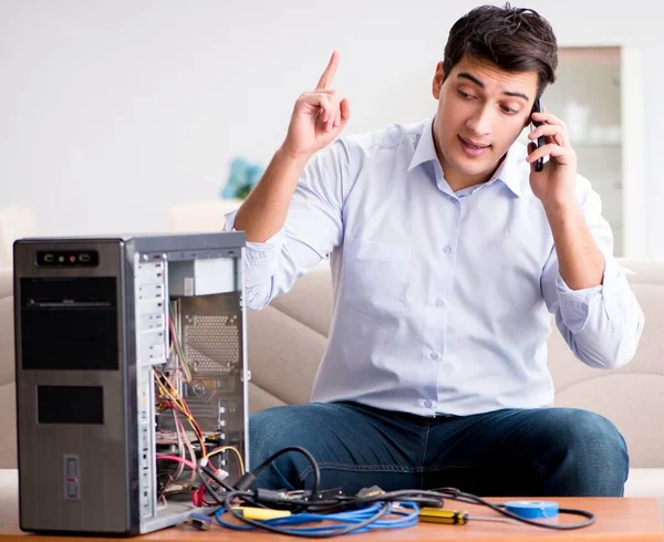 Tevreden klant zijn computerprobleem oplossen — Stockfoto