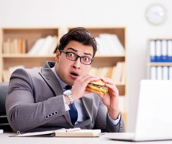 Hungrig rolig affärsman äter skräpmat smörgås — Stockfoto