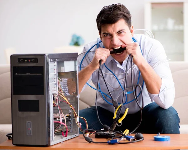 Frustrated man with broken pc computer — Stock Photo, Image