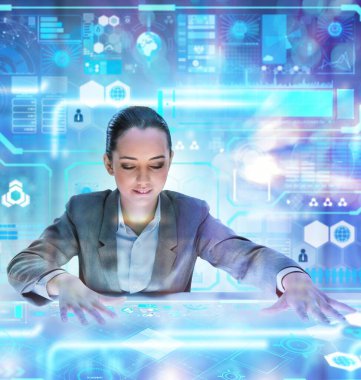 Büyük verilerle çalışan kadın analist