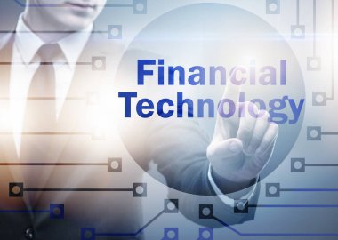 Fintech konseptinde düğmelere basan iş adamı