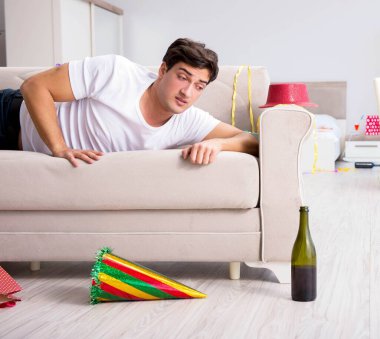 Adam evde ağır parti sonra