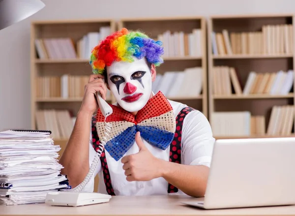 Clown uomo d'affari che lavora in ufficio — Foto Stock