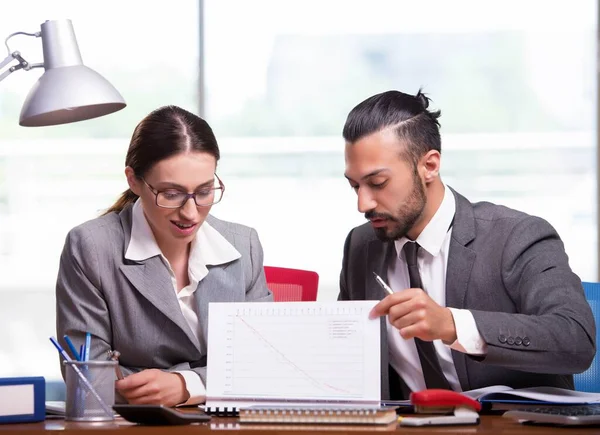 Mujer y hombre en el concepto de negocio — Foto de Stock