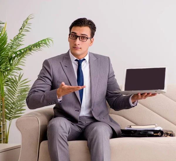 Geschäftsmann mit Laptop-Notebook auf Sofa sitzend — Stockfoto