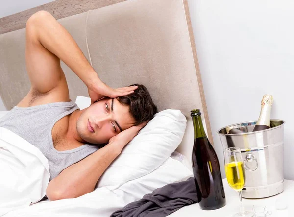 Hombre con resaca después de una fiesta tardía —  Fotos de Stock