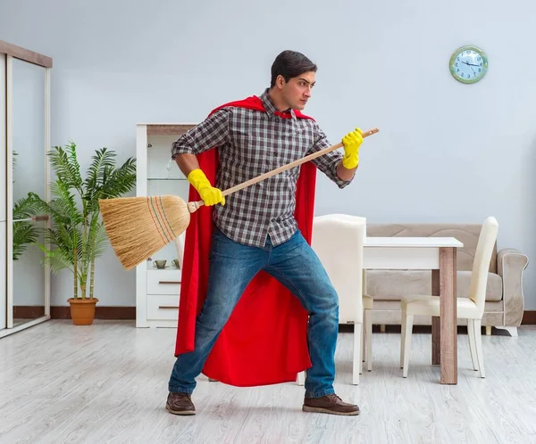 Super herói limpador de trabalho em casa — Fotografia de Stock