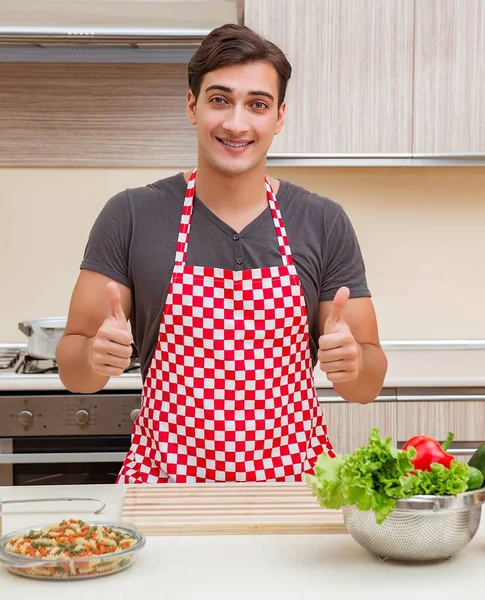 Seorang pria memasak makanan di dapur — Stok Foto