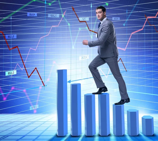 Empresário escalando gráficos de barras no conceito de negócio — Fotografia de Stock