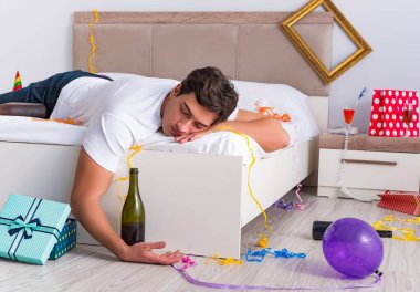 Yoğun bir Noel 'den sonra evde parti var.