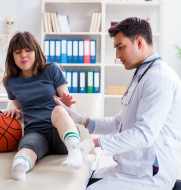 Bayan basketbolcu yaralandıktan sonra doktoru ziyaret ediyor.